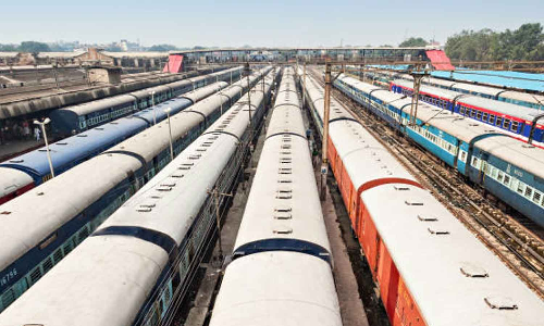நாடு முழுவதும் பணியாற்றும் 80 ஆயிரம் ரெயில்வே ஊழியர்களுக்கு சம்பளம்- பதவி உயர்வு