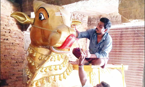 கார்த்திகை தீப திருவிழாவையொட்டி சாமி வீதிஉலா வாகனங்கள் சீரமைப்பு பணி் மும்முரம்