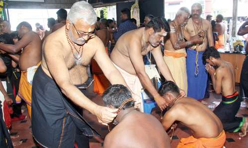 மாலை அணிந்து விரதம் தொடங்கிய அய்யப்ப பக்தர்கள்