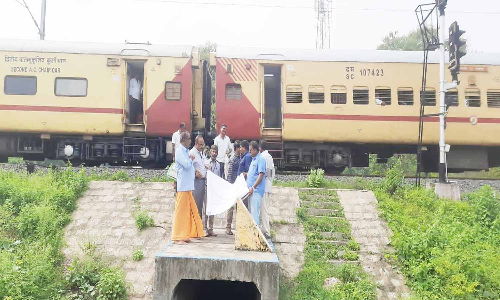 கண்ணமங்கலம் கூட்ரோட்டில் ரெயில்வே மேம்பாலம் அமைக்க நெடுஞ்சாலை துறை அதிகாரிகள் ஆய்வு