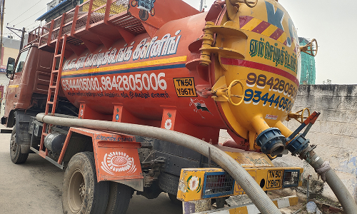 கழிப்பறை கழிவுகளை கொட்டிய லாரி சிறை பிடிப்பு