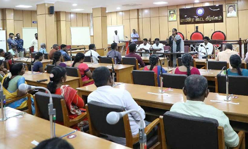 தூத்துக்குடி மாநகராட்சியில்  வாக்குச்சாவடி நிலை அலுவலர்களுக்கான ஆய்வு கூட்டம் - கமிஷனர் சாருஸ்ரீ  பங்கேற்பு