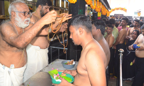 அய்யப்ப பக்தர்கள் மாலை அணிந்து விரதம் தொடங்கினர்