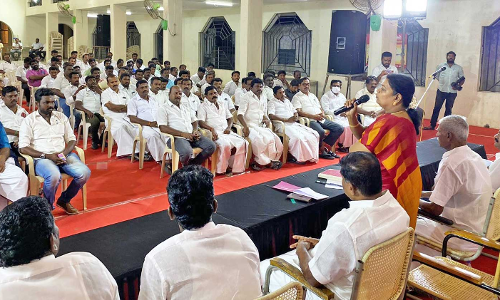 தி.மு.க.வில் ஒரு கோடி உறுப்பினர்கள் உள்ளனர்: இளைஞர் அணியினர்  தைரியமாக மக்கள் பணியாற்ற வேண்டும்  - அமைச்சர் கீதாஜீவன் பேச்சு