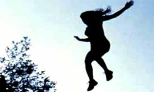 பாலாற்று பாலத்தில் இருந்து இளம் பெண் குதித்து தற்கொலையா?