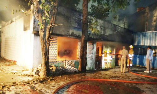 குடியாத்தத்தில் பழைய நகராட்சி அலுவலகத்தில் தீ விபத்து