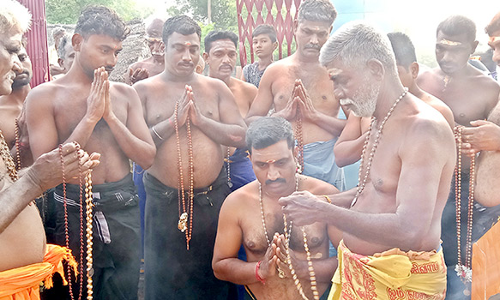 கார்த்திகை பிறந்தது; அய்யப்ப பக்தர்கள் மாலை அணிந்தனர்