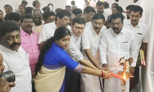எல்லாபுரம் ஊராட்சி ஒன்றிய அலுவலகம் திறப்பு விழா: பொதுமக்களுக்கு இனிப்பு வழங்கி கொண்டாடிய எம்.எல்.ஏ.க்கள்