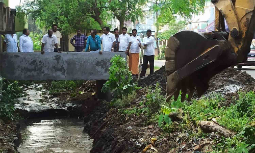 திருக்கழுகுன்றத்தில் கால்வாய் ஆக்கிரமிப்பால் மழைநீர் தேக்கம்: உடனடியாக அகற்ற நோட்டீஸ்- பேரூராட்சி தலைவர் யுவராஜ் அதிரடி
