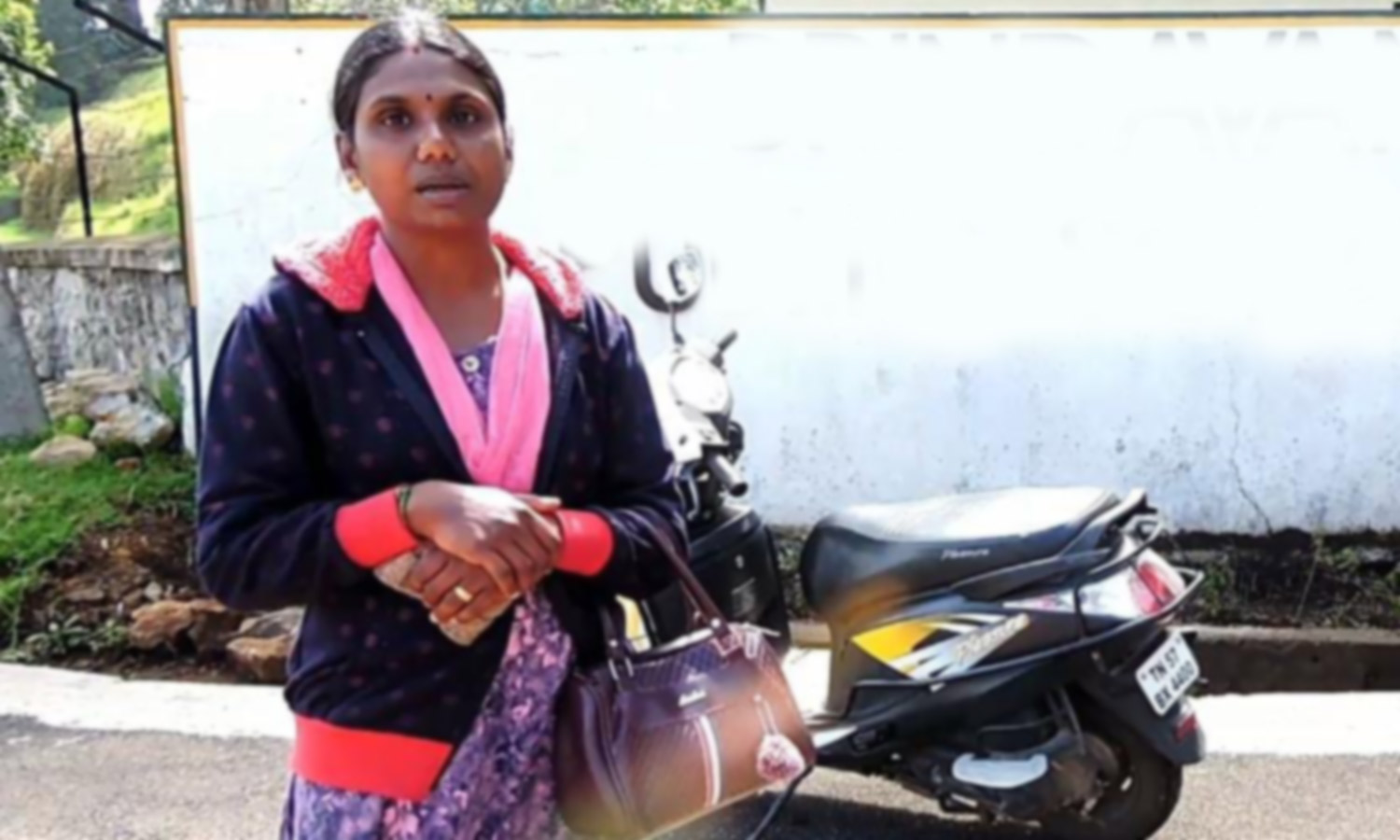 கல்விக்கட்டணம் செலுத்தாததால் மாணவனை பள்ளி வாசலில் நிறுத்திய நிர்வாகம்- தாய் போராட்டத்தில் ஈடுபட்டதால் பரபரப்பு கல்விக்கட்டணம் செலுத்தாததால் மாணவனை பள்ளி வாசலில் நிறுத்திய நிர்வாகம்- தாய் போராட்டத்தில் ஈடுபட்டதால் பரபரப்பு