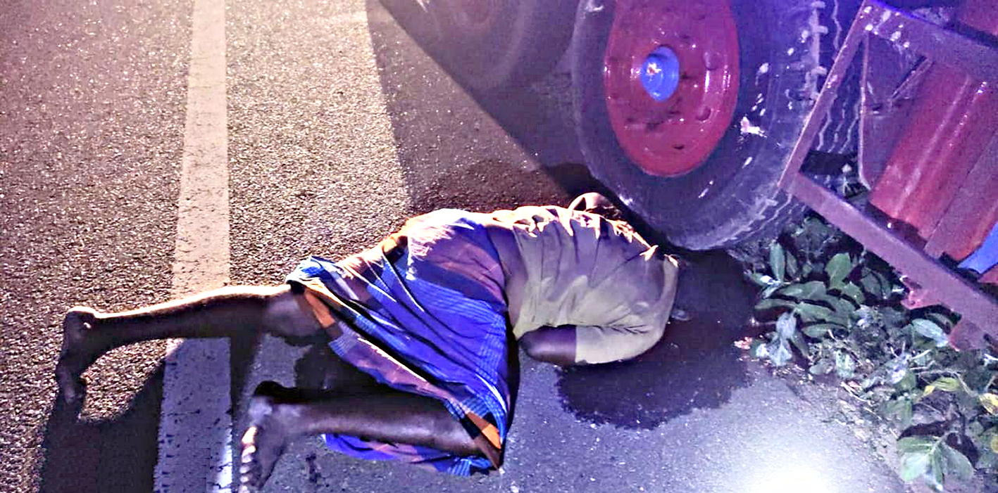 விபத்தில் சிக்கிய லாரியில் இருந்து குதித்த டிரைவர் பலி