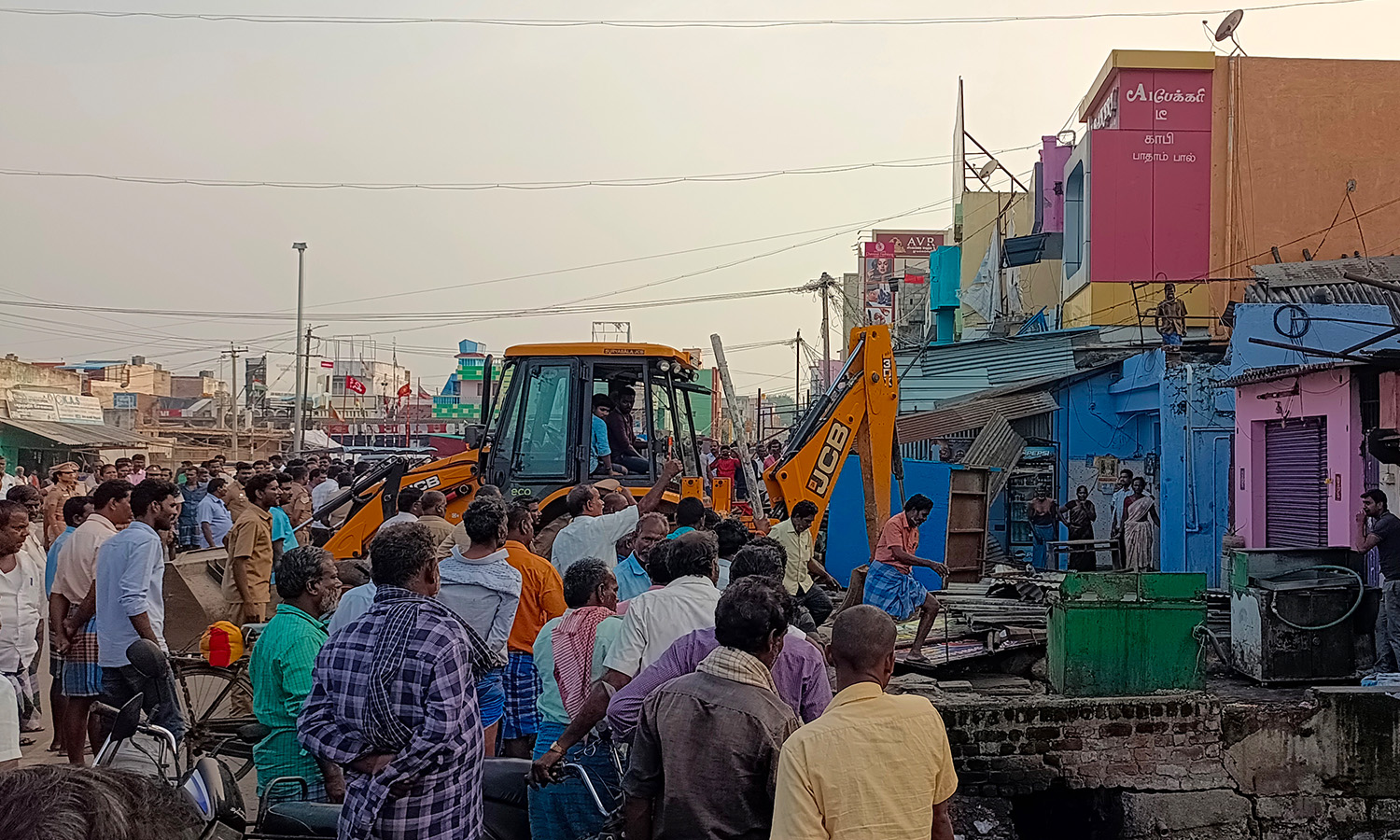 அரூரில் பல ஆண்டுகால ஆக்கிரமிப்புகள் அகற்றம்:  எதிர்ப்பு தெரிவித்த தி.மு.க.-   அ.தி.மு.க.- அ.ம.மு.க.வினர்  -பேரூராட்சி துணை தலைவரிடம் வாக்குவாதம்