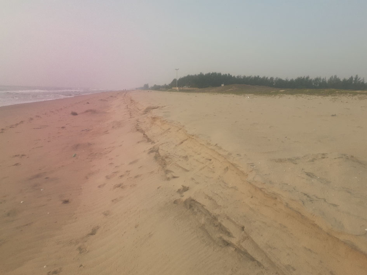 மரக்காணம் பகுதியில் கடல் சீற்றம்- மணல் அரிப்பு