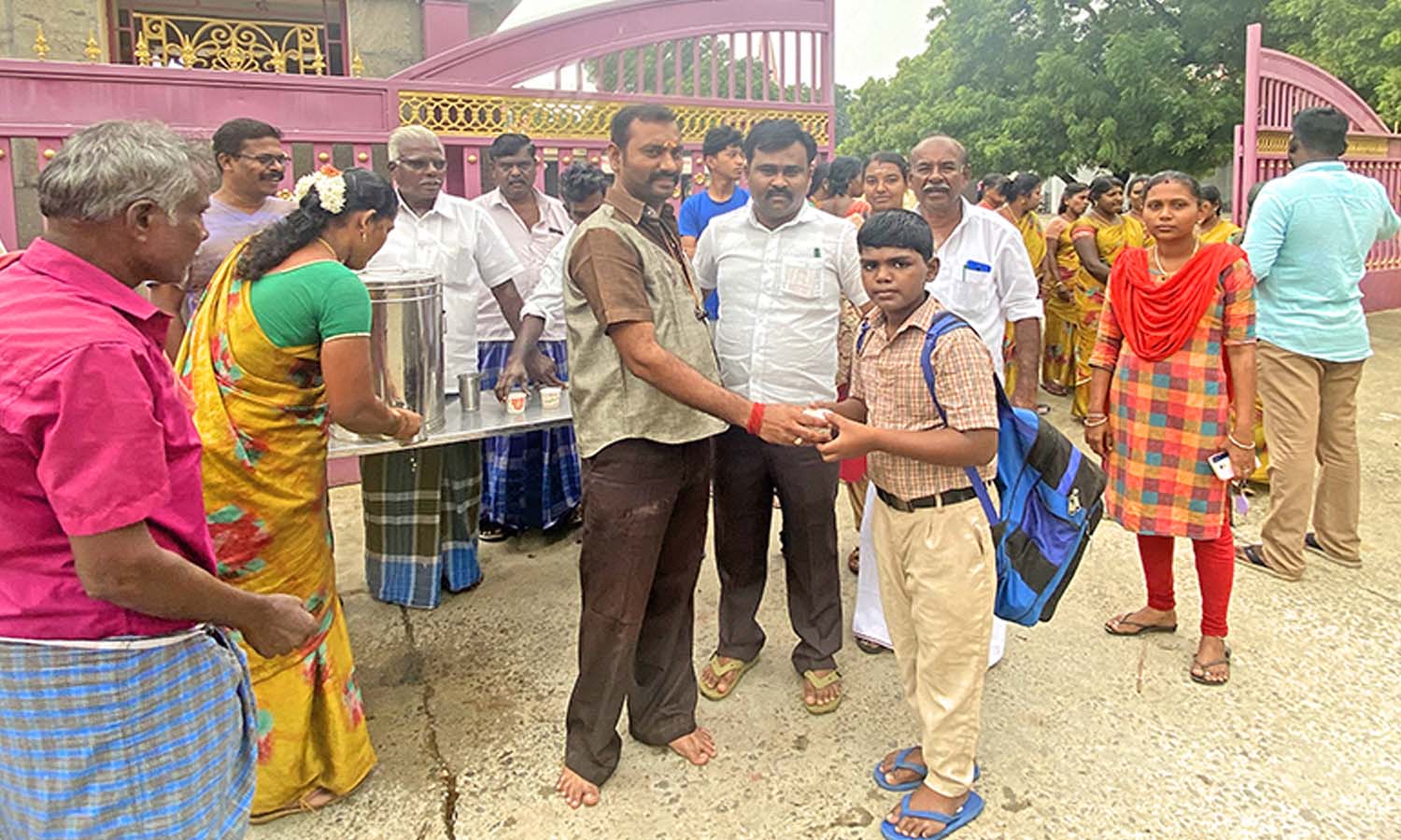 சுரண்டை நகராட்சியில் 27 வார்டுகளிலும் நிலவேம்பு கசாயம் சுரண்டை நகராட்சியில் 27 வார்டுகளிலும் நிலவேம்பு கசாயம்