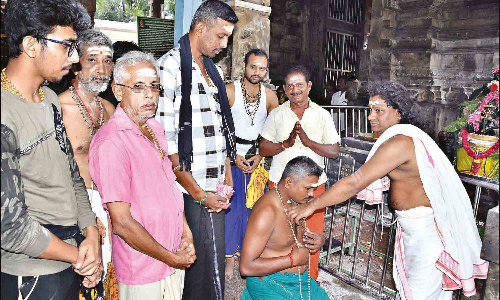 கார்த்திகை மாத பிறப்பையொட்டி பழனி முருகன் கோவிலில் குவிந்த ஐயப்ப பக்தர்கள்