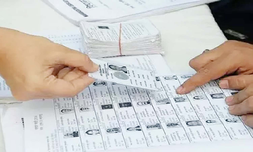 மாணவர்களை வாக்காளர் பட்டியலில் சேர்க்க வேண்டும் -  கல்லூரி முதல்வர்களுக்கு  கலெக்டர் அறிவுறுத்தல்