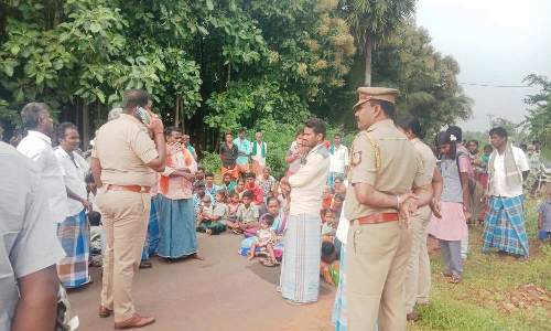 நத்தம் அருகே பாதை அடைக்கப்பட்டதால் பொதுமக்கள் சாலை மறியல்