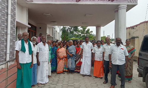 வேடசந்தூர் வட்டாட்சியர் அலுவலகத்தை முற்றுகையிட்ட மக்கள்