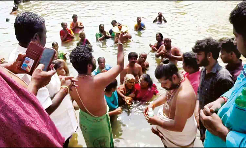 மயிலாடுதுறை காவிரி துலாகட்டத்தில் முடவன் முழுக்கு விழா