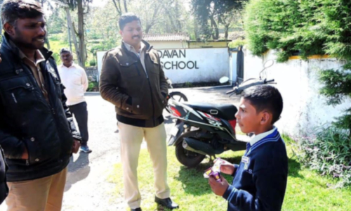 கல்விக்கட்டணம் செலுத்தாததால் மாணவனை பள்ளி வாசலில் நிறுத்திய நிர்வாகம்- தாய் போராட்டத்தில் ஈடுபட்டதால் பரபரப்பு