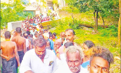 அழகர்மலை நூபுர கங்கையில் ஆயிரக்கணக்கான பக்தர்கள் புனித நீராடினர்