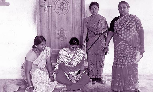 திருவள்ளூர் அருகே திருமணத்துக்கு மறுத்த காதலன் வீட்டு முன்பு இளம்பெண் தர்ணா போராட்டம்