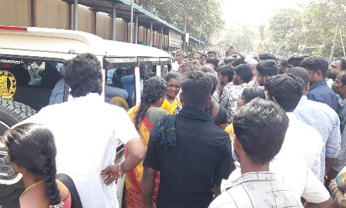 ஆக்கிரமிப்புகள் அகற்றும் பிரச்சினை பழனி கோவில் உதவி ஆணையர் வாகனத்தை முற்றுகையிட்டு போராட்டம்