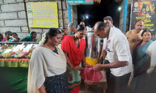 கன்னியாகுமரி பகவதி அம்மன் கோவிலில் அய்யப்ப பக்தர்கள் கூட்டம் அலைமோதியது