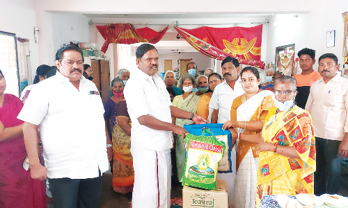 தருமபுரி முதியோர் இல்லத்தில்   தடங்கம் சுப்பிரமணி பிறந்தநாளையொட்டி  நலத்திட்ட உதவிகள் வழங்கல்