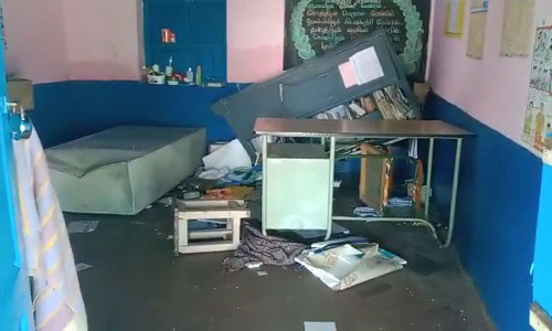 ஊட்டி அருகே பள்ளிக்குள் புகுந்து பொருட்களை சூறையாடிய கரடி.