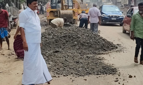 குறிச்சி பிரிவு- போத்தனூர் வரை   சாலை சீரமைக்கும் பணி தீவிரம்.