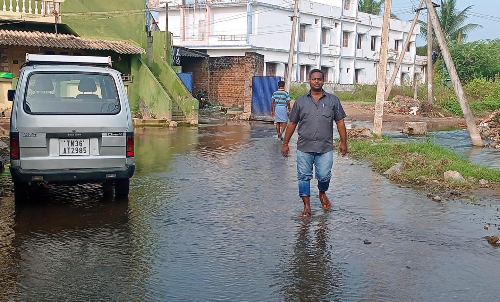 வீதிகளில் குளம் போல் தேங்கியுள்ள மழை நீர்