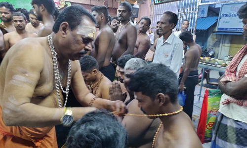மாலை அணிந்து விரதம் தொடங்கிய அய்யப்ப பக்தர்கள்