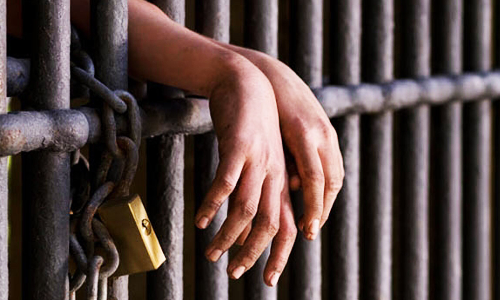 அரசு பள்ளி மாணவிக்கு தொல்லை கொடுத்த ஆய்வக உதவியாளர் ஜெயிலில் அடைப்பு