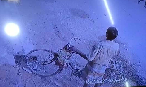 பொன்னேரியில் கடை முன்பு நிறுத்தி இருந்த இருசக்கர வாகனம் மற்றும் சைக்கிள் திருட்டு- போலீசார் விசாரணை