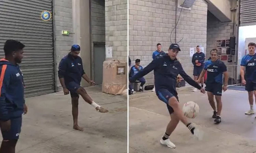 மழையால் ஆட்டம் பாதிப்பு: கால்பந்து விளையாடிய இந்தியா-நியூசிலாந்து அணி வீரர்கள் - வைரலாகும் வீடியோ