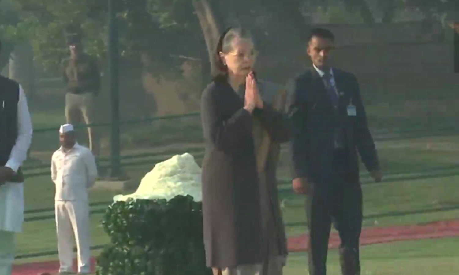 இந்திரா காந்தியின் 105வது பிறந்தநாள்- சோனியா காந்தி மரியாதை இந்திரா காந்தியின் 105வது பிறந்தநாள்- சோனியா காந்தி மரியாதை