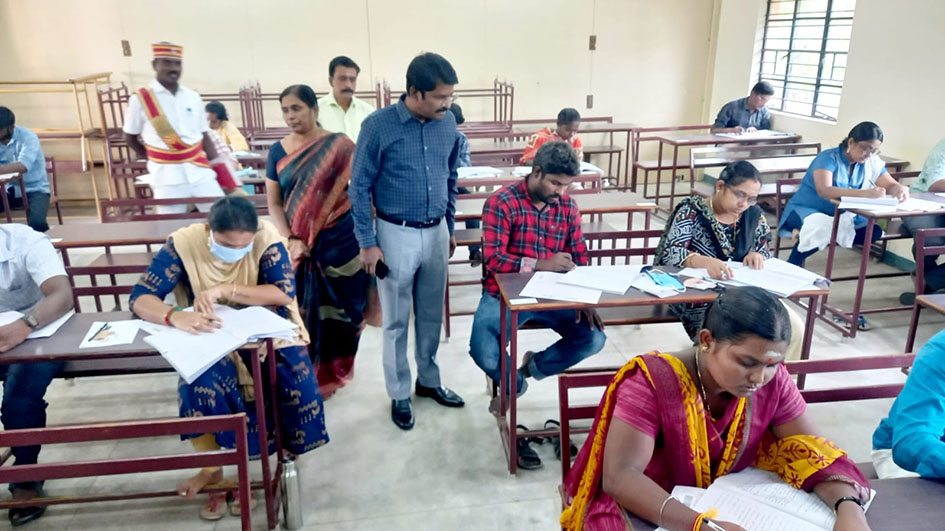 விழுப்புரம் மாவட்டத்தில் 23 மையங்களில் குரூப்-1 தேர்வு இன்று நடந்தது விழுப்புரம் மாவட்டத்தில் 23 மையங்களில் குரூப்-1 தேர்வு இன்று நடந்தது