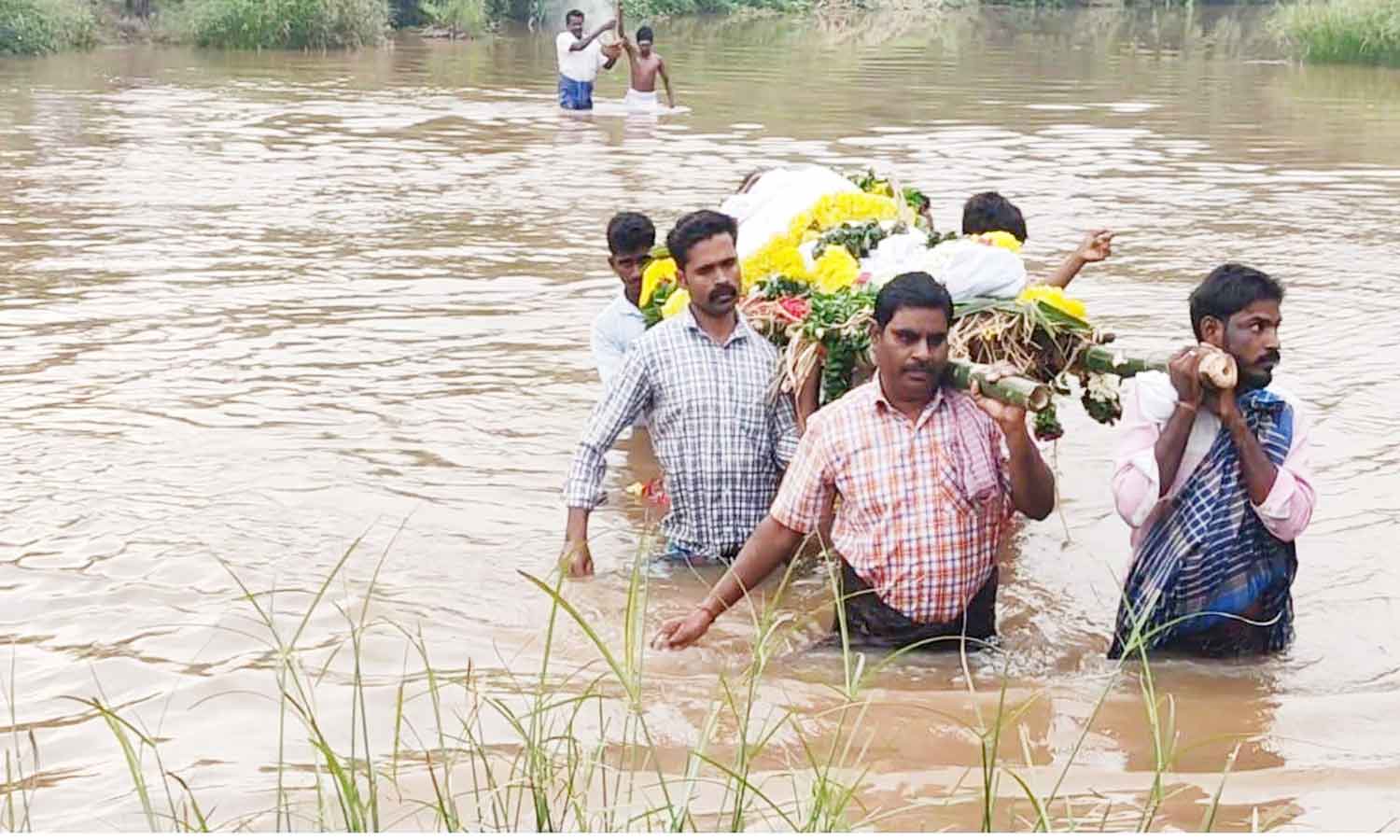 படவேடு கமண்டல நதியில் இடுப்பளவு தண்ணீரில் இறந்தவரின் உடலை தூக்கி சென்ற அவலம் படவேடு கமண்டல நதியில் இடுப்பளவு தண்ணீரில் இறந்தவரின் உடலை தூக்கி சென்ற அவலம்