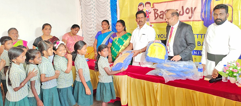 உடன்குடி பள்ளி மாணவர்களுக்கு புத்தகப்பை உடன்குடி பள்ளி மாணவர்களுக்கு புத்தகப்பை