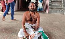 சிதம்பரம் நடராஜர் கோவில் தீட்சிதர்களை கண்டித்து தீட்சிதர் திடீர் உண்ணாவிரதம் சிதம்பரம் நடராஜர் கோவில் தீட்சிதர்களை கண்டித்து தீட்சிதர் திடீர் உண்ணாவிரதம்