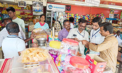 கோபால்பட்டியில் புகையிலை பொருட்கள் விற்ற கடைகளுக்கு அபராதம்