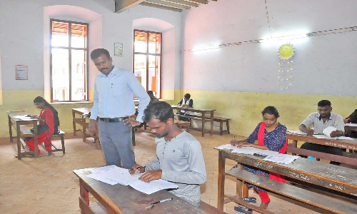 குரூப்-1 தேர்வு மையத்திற்கு காலையிலேயே வந்த பெண்கள்