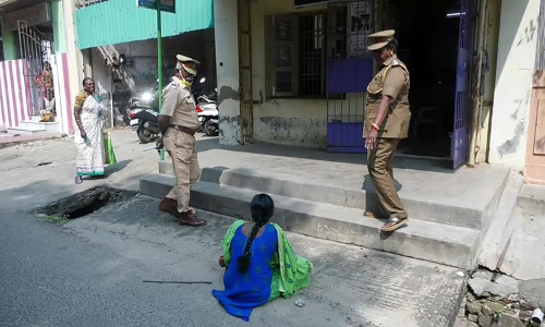 திருமணத்தை மறைத்து பழகிய வாலிபர்: போலீஸ் நிலையம்  முன்பு பெண் தர்ணா போராட்டம்