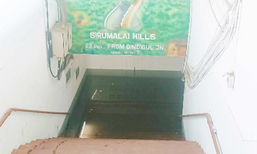 திண்டுக்கல் ரெயில்நிலைய சுரங்கப்பாதையில் தேங்கிய மழைநீர் பயணிகள் கடும் அவதி