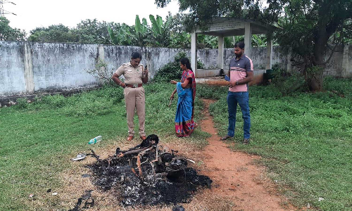 கன்னியாகுமரி அருகே மோட்டார் சைக்கிளை தீ வைத்து எரித்த 7 பேர் கும்பல்