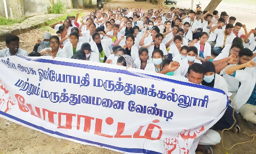 ஓமியோபதி கல்லூரி மாணவர்கள் 3-வது நாளாக போராட்டம்