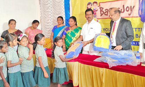 உடன்குடி பள்ளி மாணவர்களுக்கு புத்தகப்பை