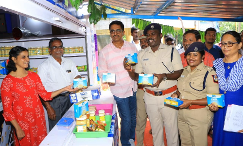 மனம் திருந்திய பெண் மாவோயிஸ்டு நடத்தும் ஆவின் பாலகம்