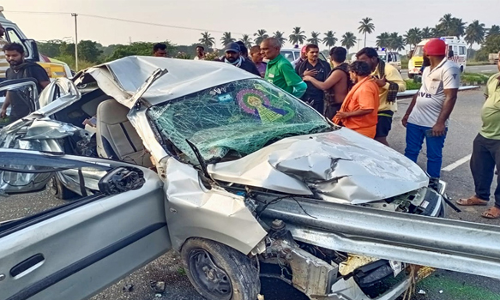 கார் சென்டர் மீடியனில் மோதி விபத்து  அய்யப்ப பக்தர்கள் 4 பேர் படுகாயம்